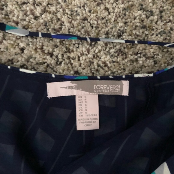 Free: Flowy dress - Picture 3 of 3